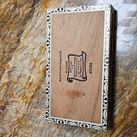 ARTUR0 FUENTE Empty Wooden Cigar Box - Picture 3 of 4